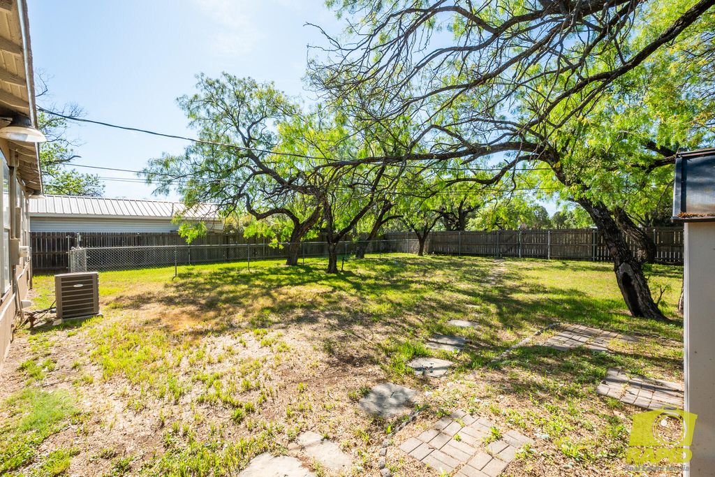 Image 30 of property listing at 925 W Avenue M, San Angelo, TX 76901