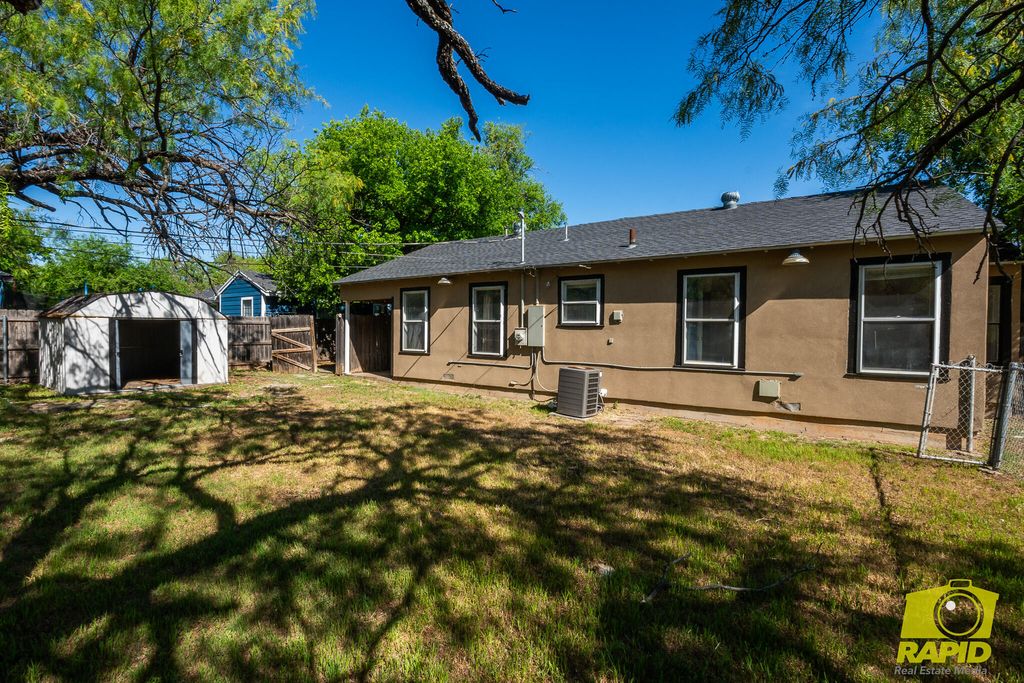 Image 33 of property listing at 925 W Avenue M, San Angelo, TX 76901