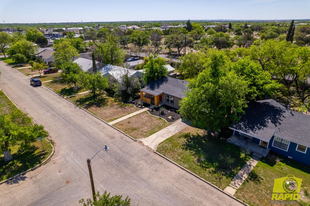 Image 36 of property listing at 925 W Avenue M, San Angelo, TX 76901