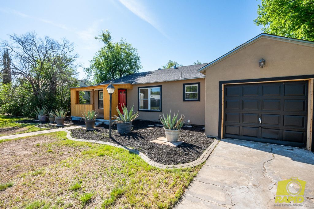 Image 5 of property listing at 925 W Avenue M, San Angelo, TX 76901