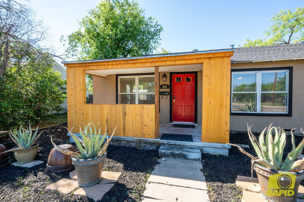 Image 6 of property listing at 925 W Avenue M, San Angelo, TX 76901