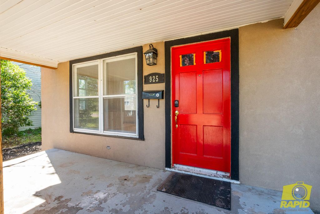 Image 7 of property listing at 925 W Avenue M, San Angelo, TX 76901