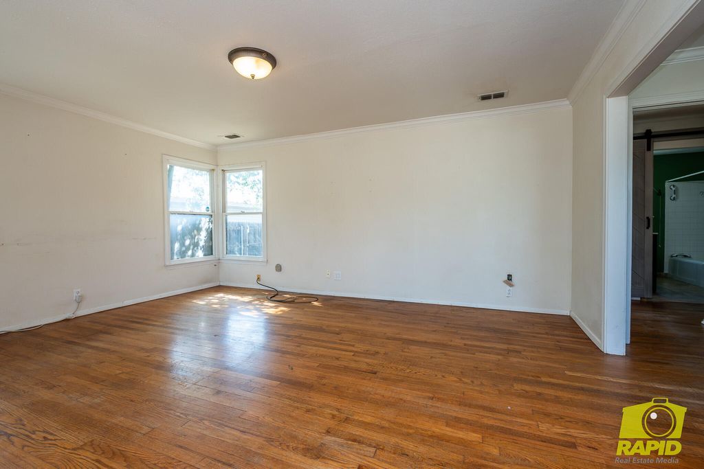 Image 8 of property listing at 925 W Avenue M, San Angelo, TX 76901