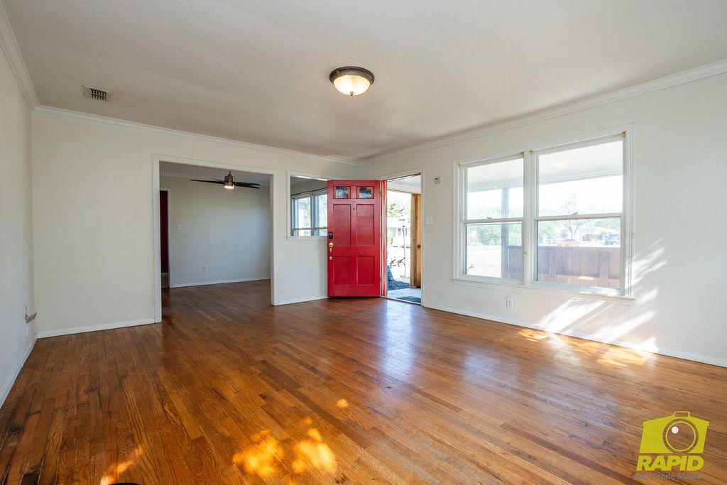 Image 9 of property listing at 925 W Avenue M, San Angelo, TX 76901