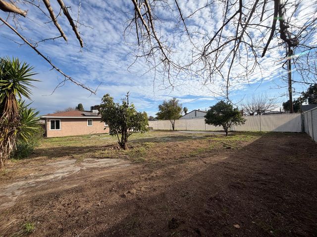 3812 E Clinton Avenue, Fresno, CA 93703