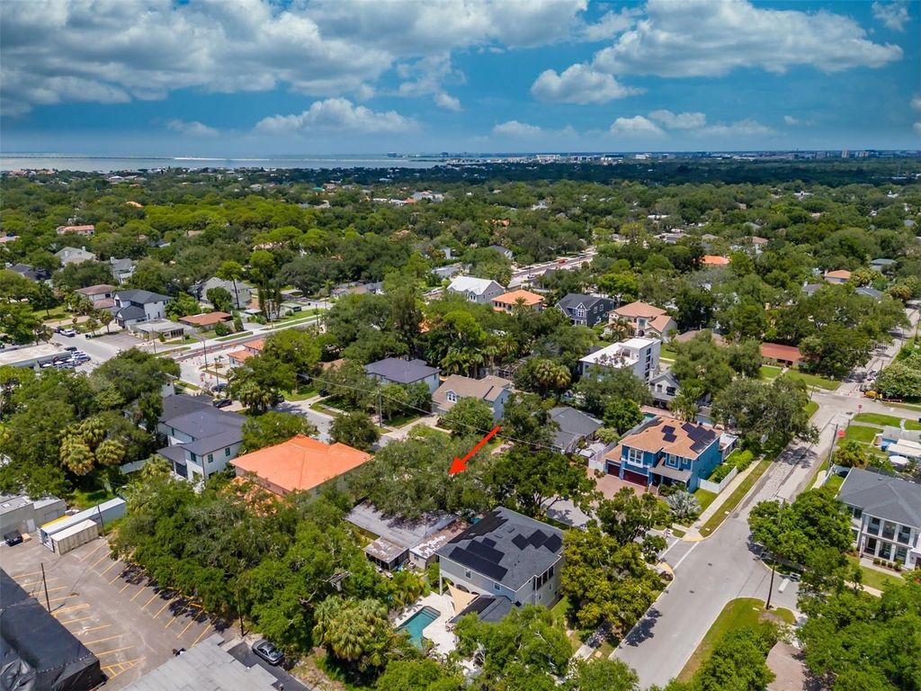 Image 11 of property listing at 4306 W VASCONIA ST, Tampa, FL 33629