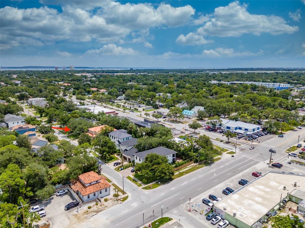 Image 12 of property listing at 4306 W VASCONIA ST, Tampa, FL 33629