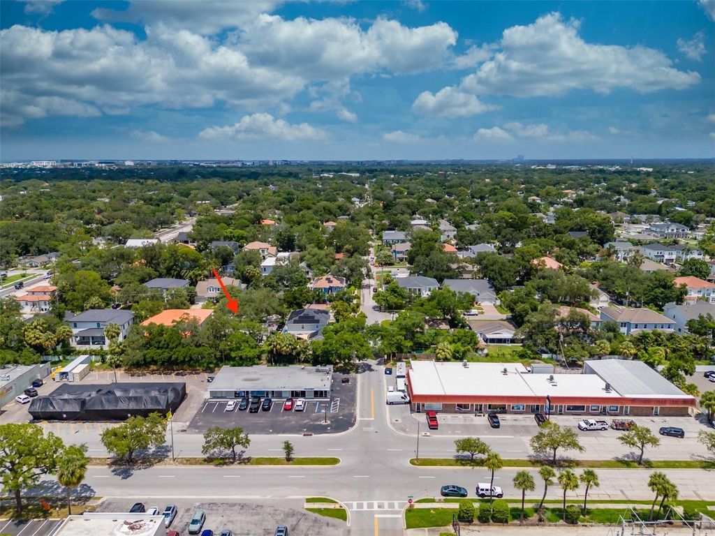 Image 13 of property listing at 4306 W VASCONIA ST, Tampa, FL 33629