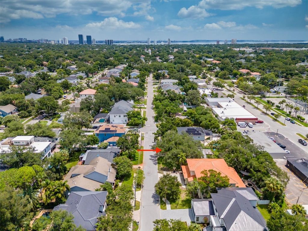Image 3 of property listing at 4306 W VASCONIA ST, Tampa, FL 33629