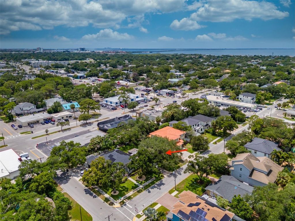 Image 4 of property listing at 4306 W VASCONIA ST, Tampa, FL 33629
