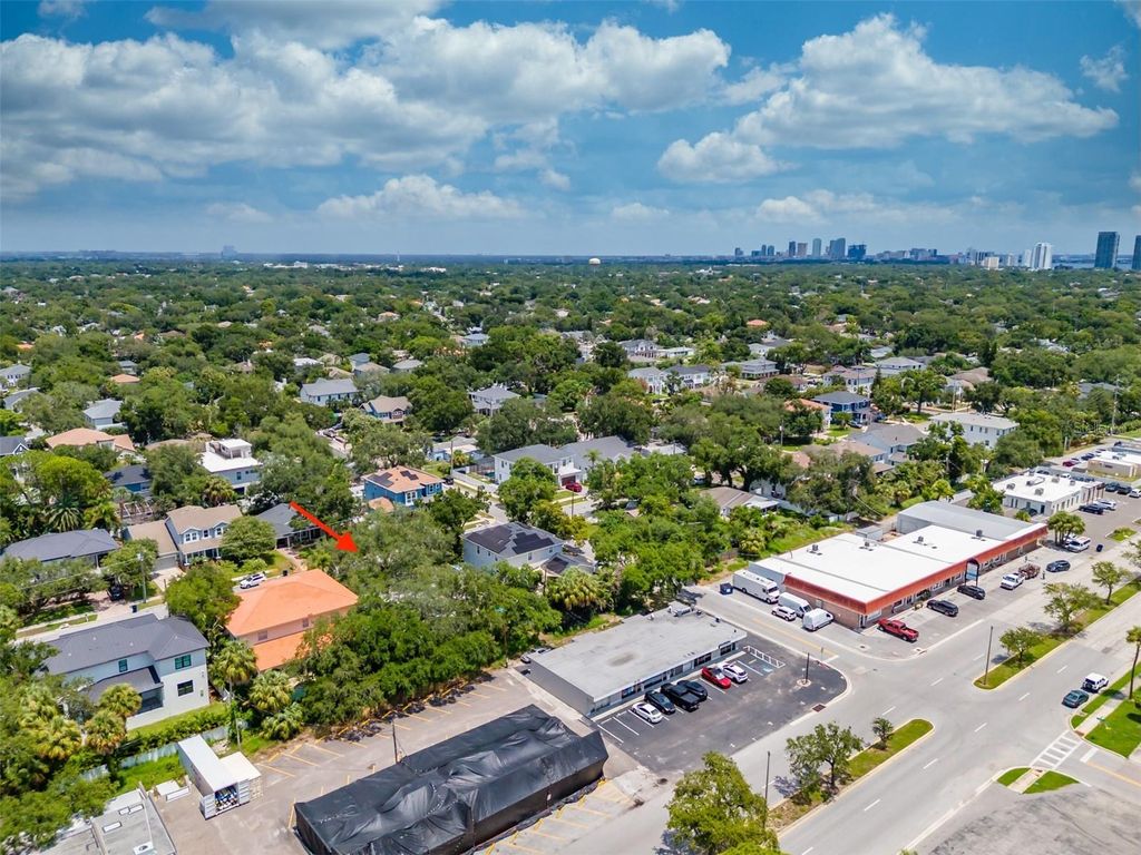 Image 6 of property listing at 4306 W VASCONIA ST, Tampa, FL 33629