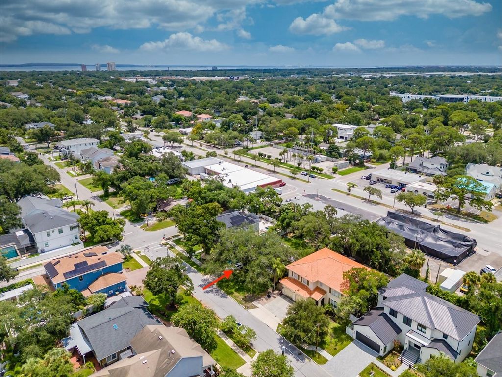 Image 7 of property listing at 4306 W VASCONIA ST, Tampa, FL 33629