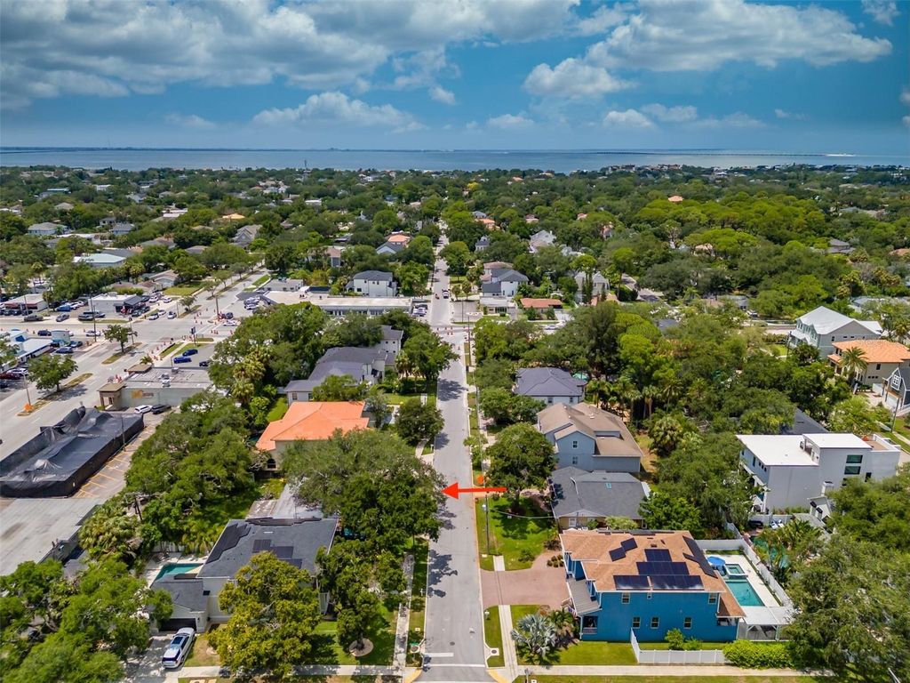 Image 8 of property listing at 4306 W VASCONIA ST, Tampa, FL 33629
