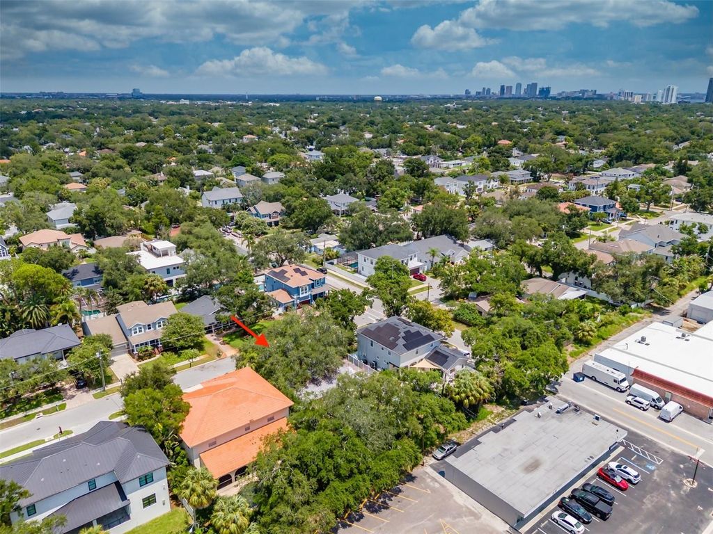 Image 9 of property listing at 4306 W VASCONIA ST, Tampa, FL 33629