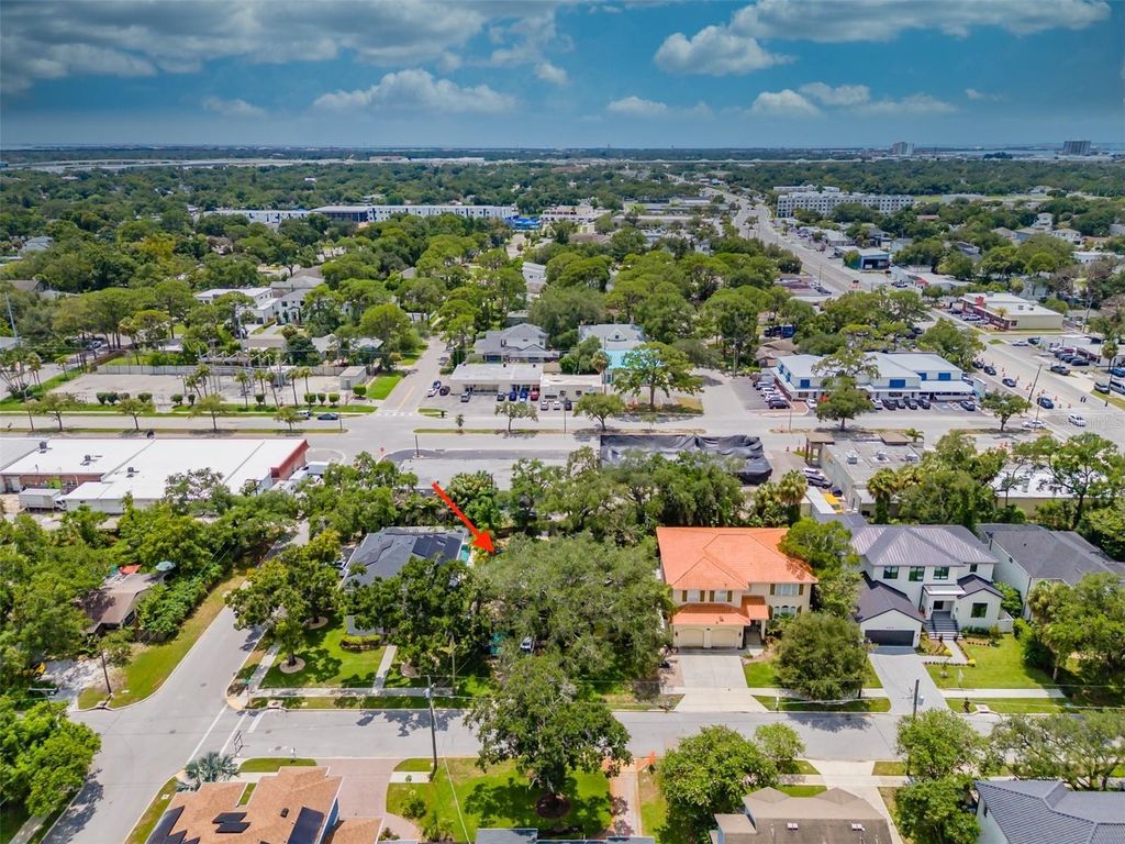 Image 10 of property listing at 4306 W VASCONIA ST, Tampa, FL 33629