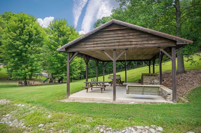 800 Harbor Dr, Lancaster, TN 38569
