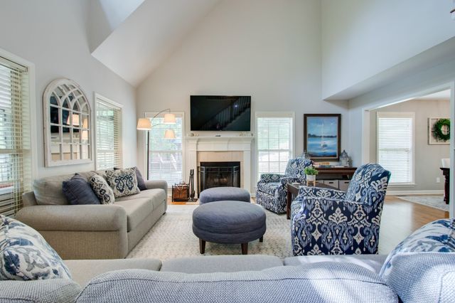 800 Harbor Dr, Lancaster, TN 38569