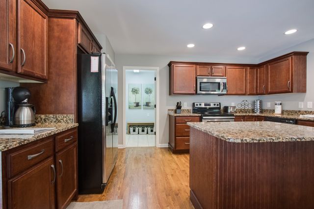 800 Harbor Dr, Lancaster, TN 38569