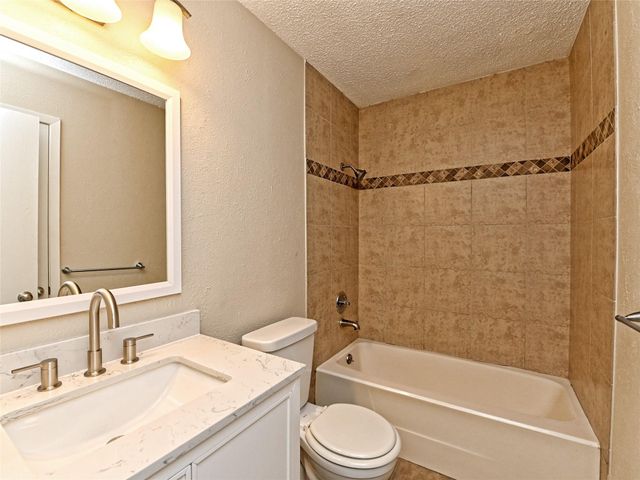 1916 GRACY FARMS LN B, Austin, TX 78758