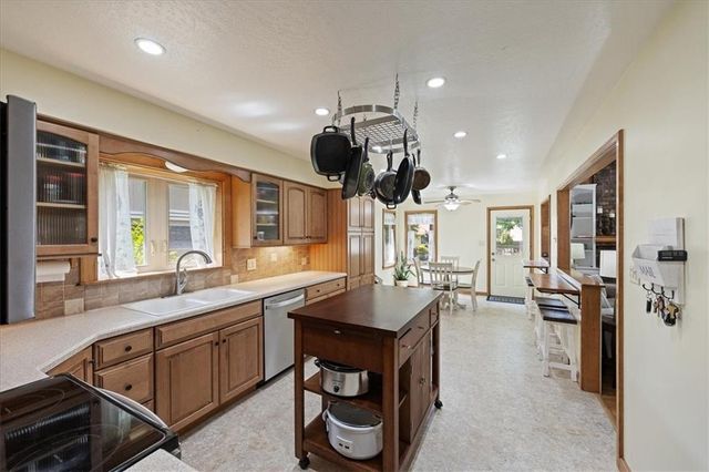 18606 E 28th Street S, Independence, MO 64057