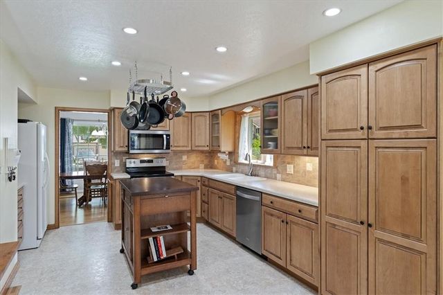 18606 E 28th Street S, Independence, MO 64057