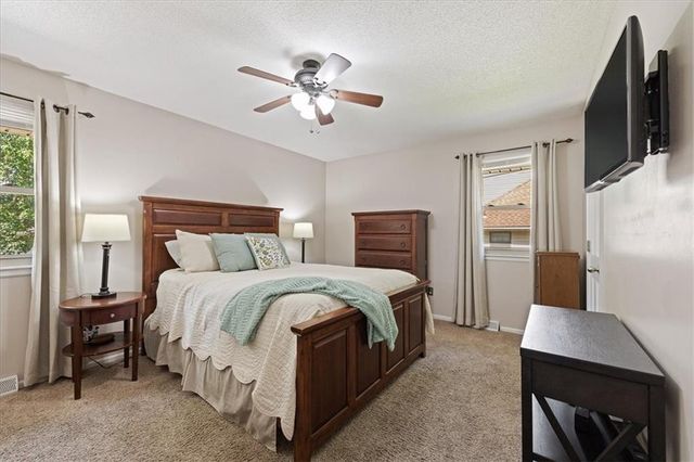 18606 E 28th Street S, Independence, MO 64057