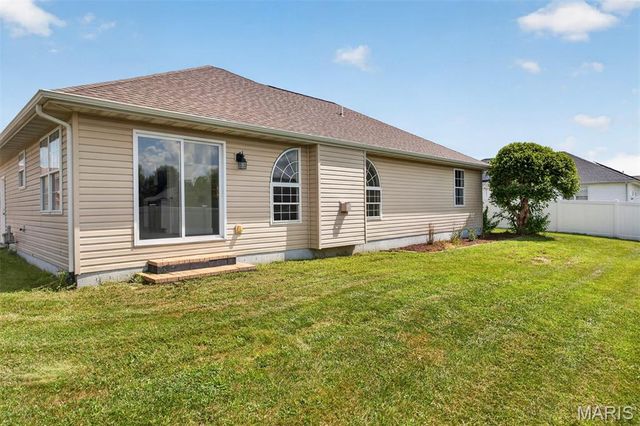 70 Bridgewater Lane, Highland, IL 62249