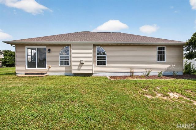 70 Bridgewater Lane, Highland, IL 62249