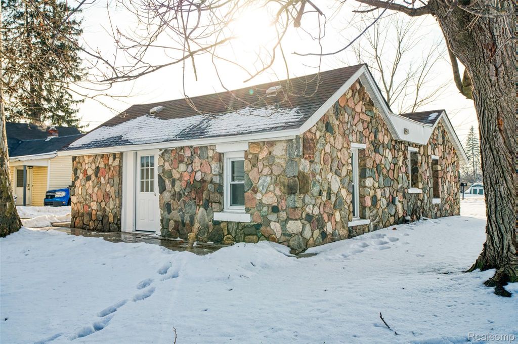 320 N Hibbard Street, Fowlerville Village, MI 48836