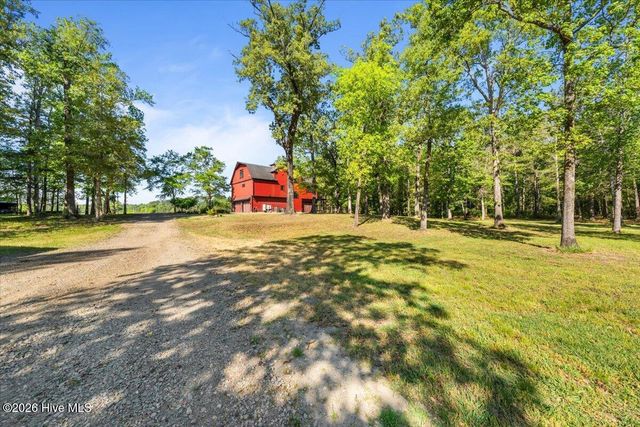 1000 Lakebay Road, Vass, NC 28394