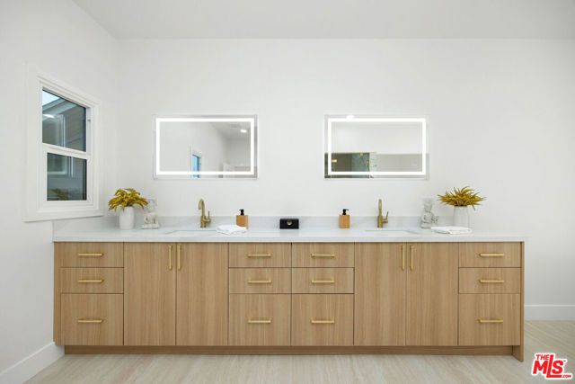 832 S Plymouth Boulevard, Los Angeles, CA 90005