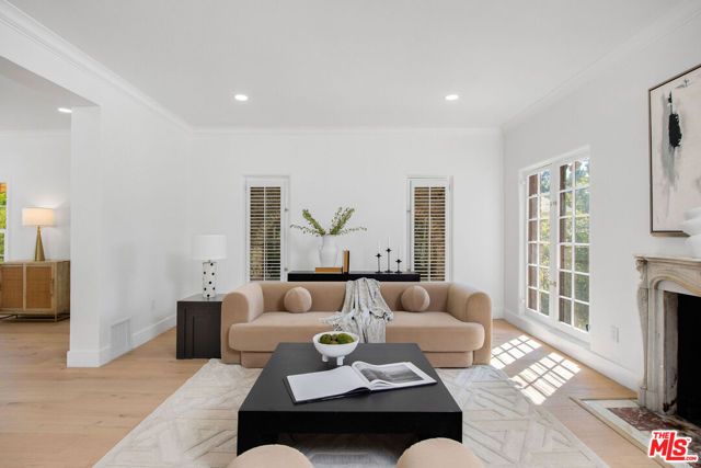 832 S Plymouth Boulevard, Los Angeles, CA 90005