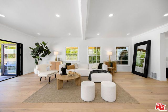 832 S Plymouth Boulevard, Los Angeles, CA 90005