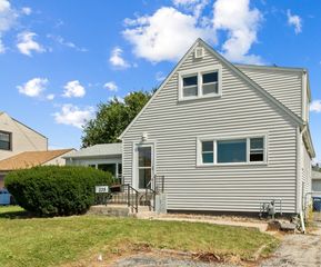 335 N WOLF Road, Northlake, IL 60164