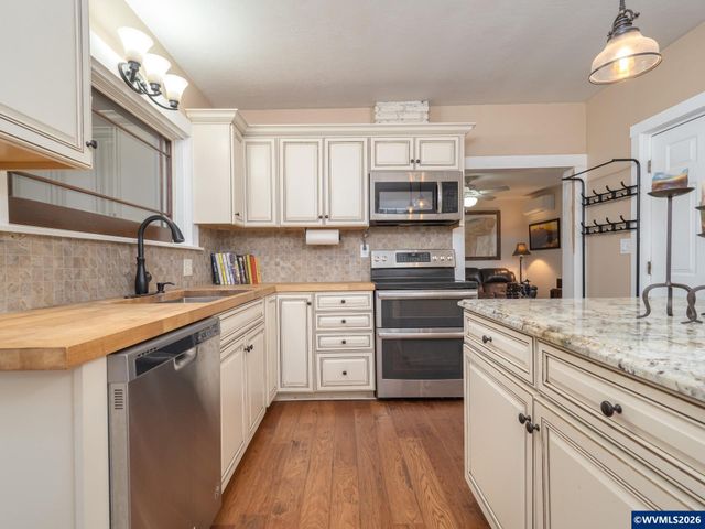 336 N 5th St, Carlton, OR 97111