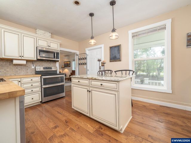 336 N 5th St, Carlton, OR 97111