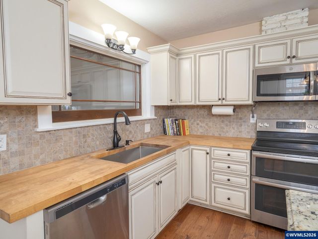 336 N 5th St, Carlton, OR 97111