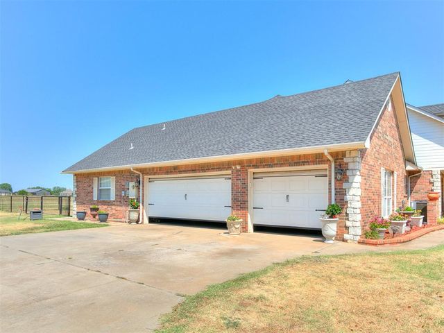 5401 Castle Ridge Drive, Mustang, OK 73064