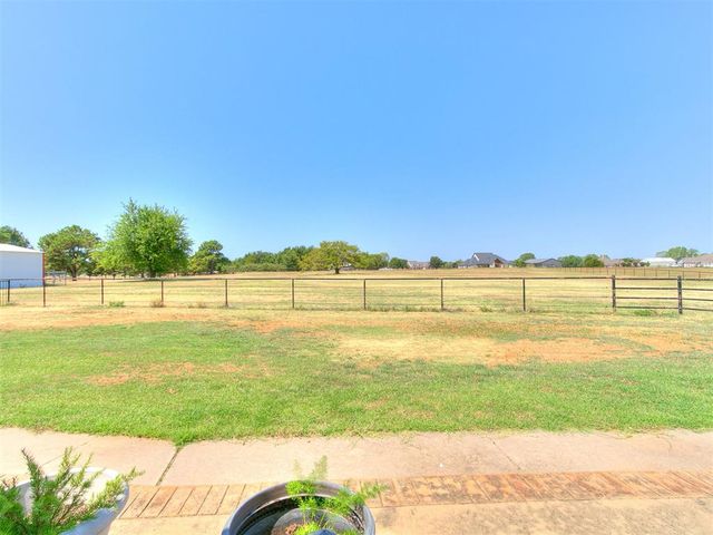 5401 Castle Ridge Drive, Mustang, OK 73064
