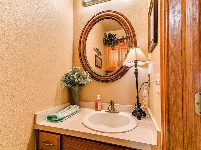 5401 Castle Ridge Drive, Mustang, OK 73064