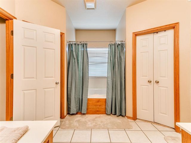 5401 Castle Ridge Drive, Mustang, OK 73064