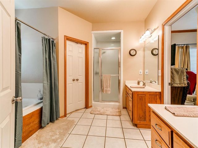 5401 Castle Ridge Drive, Mustang, OK 73064
