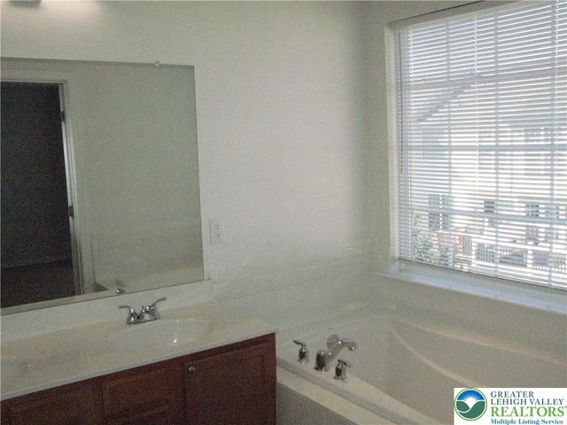 8531 Putnam Court, Upper Macungie Twp, PA 18031