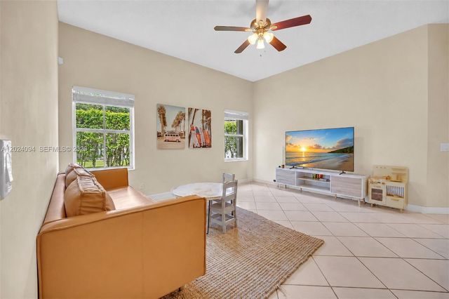 885 Tanglewood Cir, Weston, FL 33327