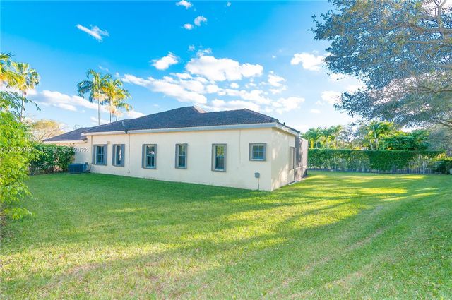 885 Tanglewood Cir, Weston, FL 33327