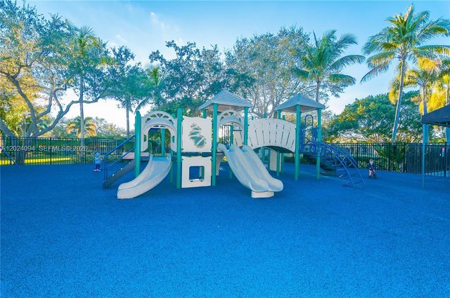 885 Tanglewood Cir, Weston, FL 33327