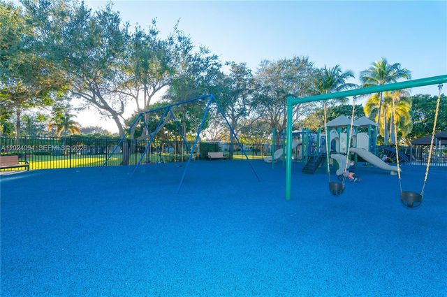 885 Tanglewood Cir, Weston, FL 33327