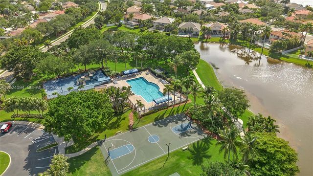 885 Tanglewood Cir, Weston, FL 33327