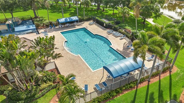 885 Tanglewood Cir, Weston, FL 33327