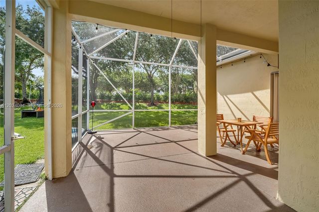 885 Tanglewood Cir, Weston, FL 33327